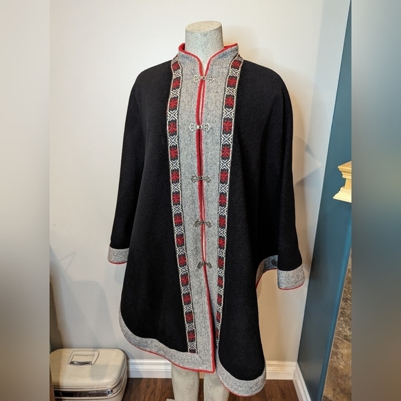 Norwegian Heimdall black Handcrafted wool cape by Kari G - Picture 5 of 17